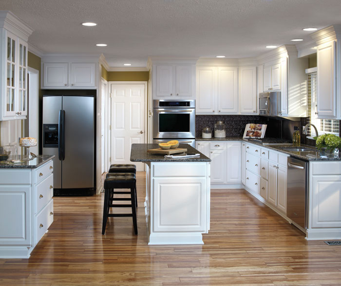 Sarsaparilla Cabinets In Casual Kitchen Aristokraft