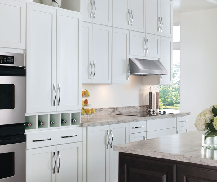 https://www.aristokraft.com/-/media/aristokraft/products/environment/winstead/painted_white_kitchen_cabinets_2.jpg?w=200