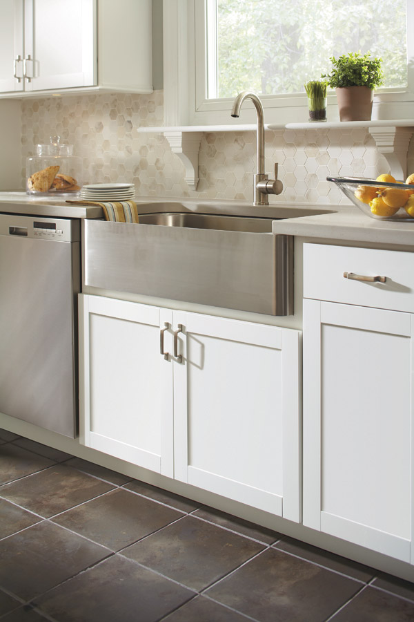 Country sink base cabinet in White